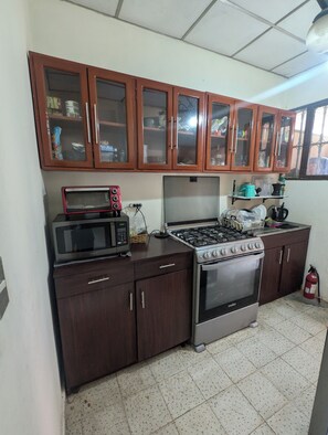 Geladeira grande, micro-ondas, fogão, chaleira elétrica