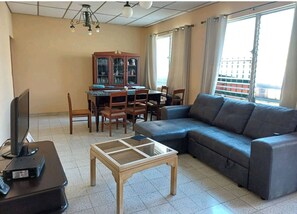 32-inch Smart TV with cable channels, Netflix, streaming services - Hotel La Guarida (Antiguo Cuscatlán)