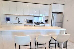 Een koelkast, een magnetron, een oven, een kookplaat