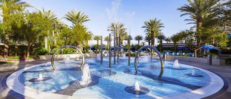 Una piscina al aire libre, una piscina climatizada