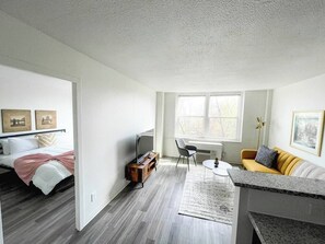 Bureau, fer et planche à repasser, Wi-Fi gratuit, draps fournis