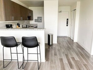 Réfrigérateur, four à micro-ondes, un four, surface de cuisson