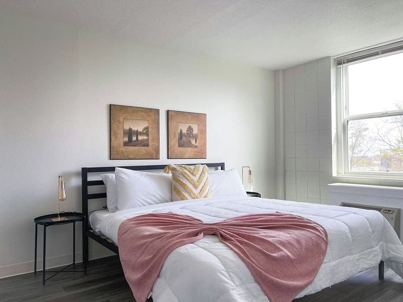 Bureau, fer et planche à repasser, Wi-Fi gratuit, draps fournis