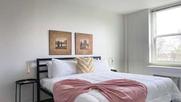 Een bureau, een strijkplank/strijkijzer, gratis wifi, beddengoed