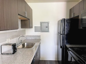 Køleskab, mikrobølgeovn, ovn, kogeplade