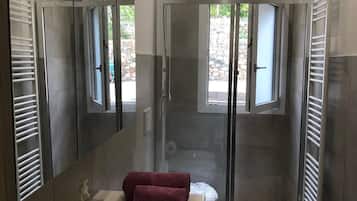 Douche, bidet, papier toilette