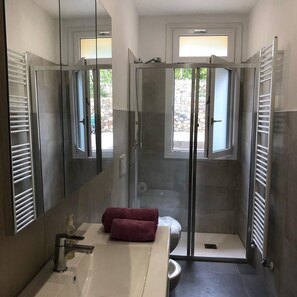 Shower, bidet, toilet paper - Accogliente Appartamento in Villa 62mq, Grande Giardino Privato, Animali Ammessi (Verzi)