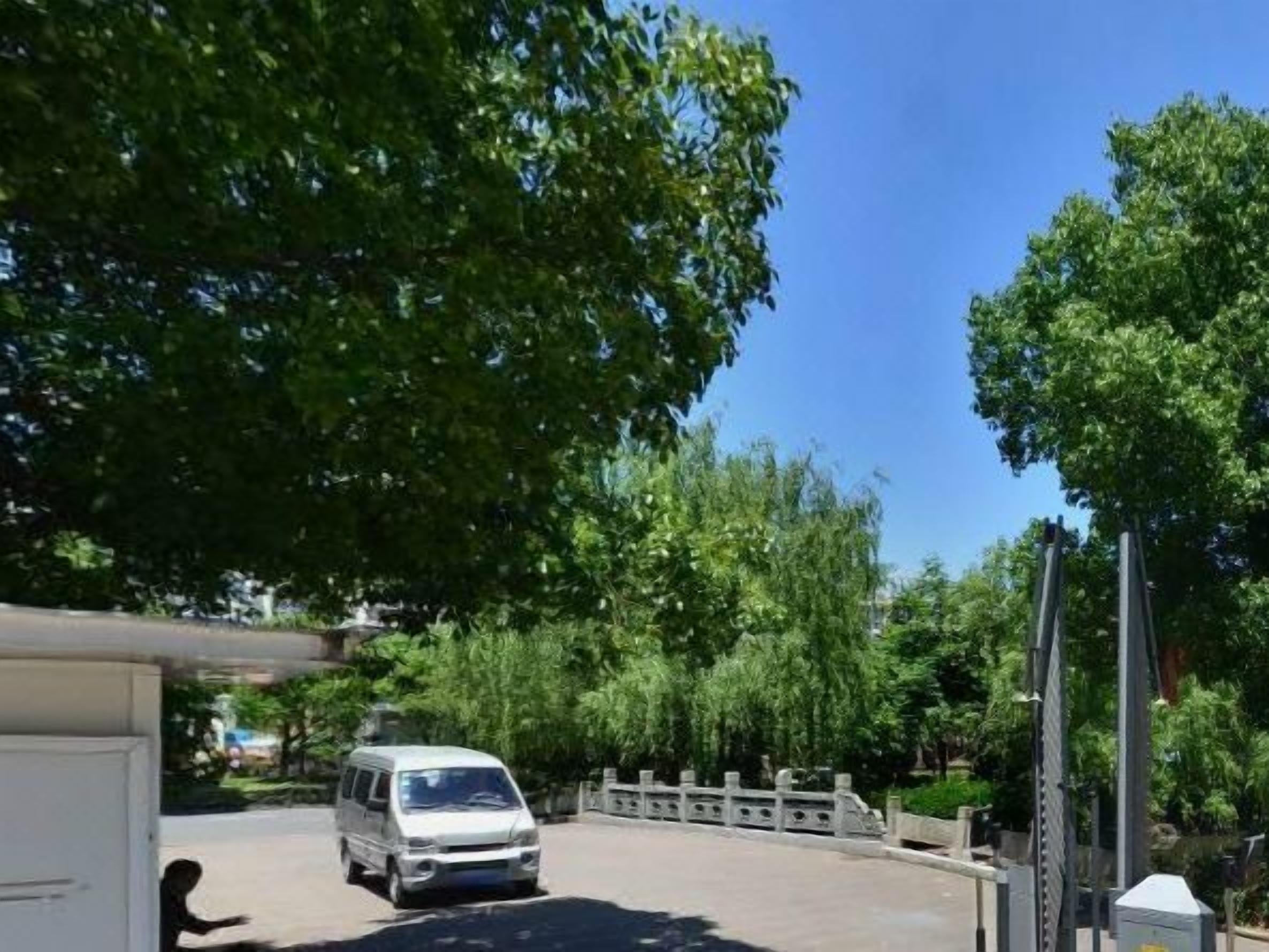 المنطقة المحيطة بالمنشأة