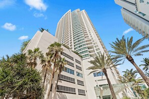 A tall hotel with multiple floors, surrounded by palm trees. - Luxury apt with Bay View at Miami Beach (Miami Beach)