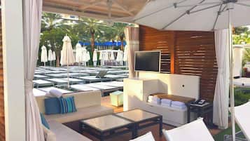 2 outdoor pools, free cabanas, pool umbrellas