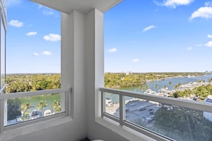 Luxury Apartment | Balcony view - Luxury apt with Bay View at Miami Beach (Miami Beach)