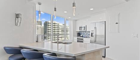 Departamento de lujo | Cocina privada | Refrigerador, microondas, horno y parrilla de estufa