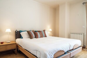 2 bedrooms, iron/ironing board, travel cot, WiFi
