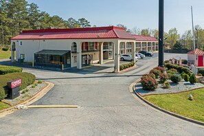 Property entrance - REGENCY INN & SUITES (Macon)
