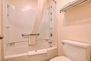 Combined shower/bathtub, hydromassage showerhead, hair dryer, towels - REGENCY INN & SUITES (Macon)