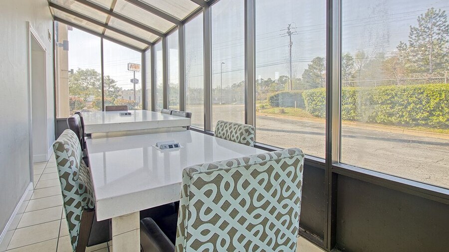 REGENCY INN & SUITES