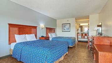 Habitación doble estándar, 2 camas Queen size, para no fumadores | Escritorio y espacio para trabajar con laptop