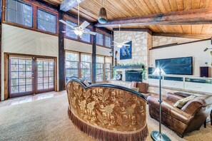 Living area - Secluded oasis in the city! (San Antonio)