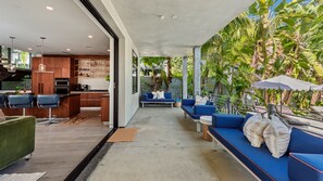 Terrace/patio - Spacious 5-bedroom stunning luxury and fully gated home in Los Angeles (Los Angeles)