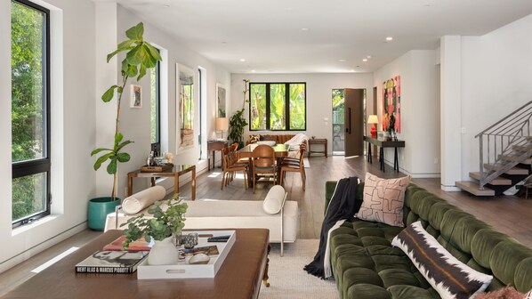 Living area - Spacious 5-bedroom stunning luxury and fully gated home in Los Angeles (Los Angeles)