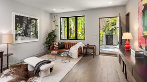 Living area - Spacious 5-bedroom stunning luxury and fully gated home in Los Angeles (Los Angeles)