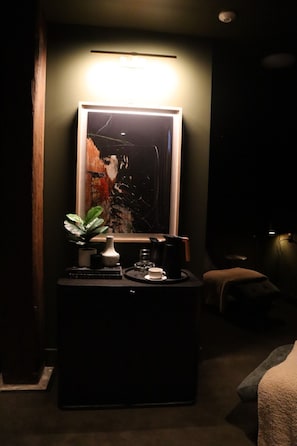 Body treatments, facials, 6 treatment rooms, massages