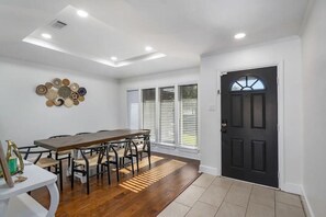 Dining - Lone Star house by AT&T, Six Flags ,Globe life,Pool-Jacuzzi! (Grand Prairie)