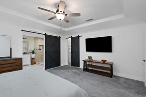 3 bedrooms, iron/ironing board, free WiFi, bed sheets - Lone Star house by AT&T, Six Flags ,Globe life,Pool-Jacuzzi! (Grand Prairie)