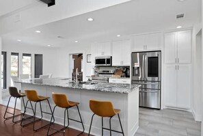Private kitchen - Lone Star house  by AT&T, Six Flags ,Globe life,Pool-Jacuzzi! (Grand Prairie)