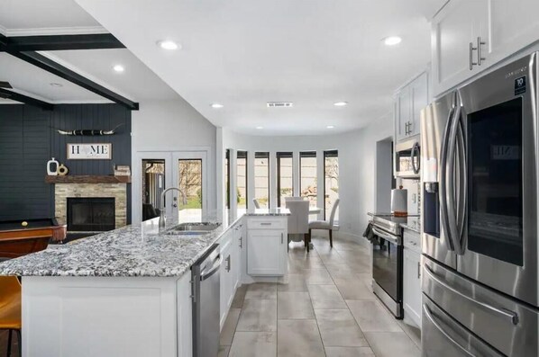 Private kitchen - Lone Star house by AT&T, Six Flags ,Globe life,Pool-Jacuzzi! (Grand Prairie)