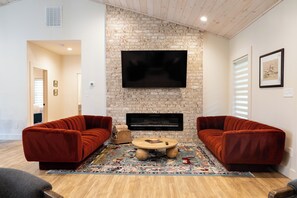 Smart-TV, Kamin, Bücher