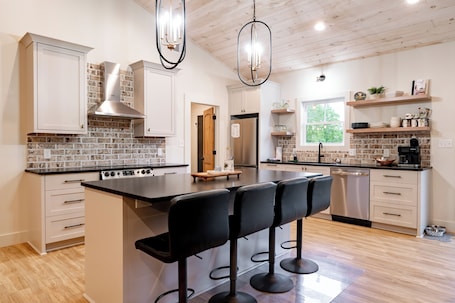 Fridge, microwave, oven, stovetop. Victory Reins- Quiet Country Stay Near Aiken & I-20 + Parking, Golf, Horses
