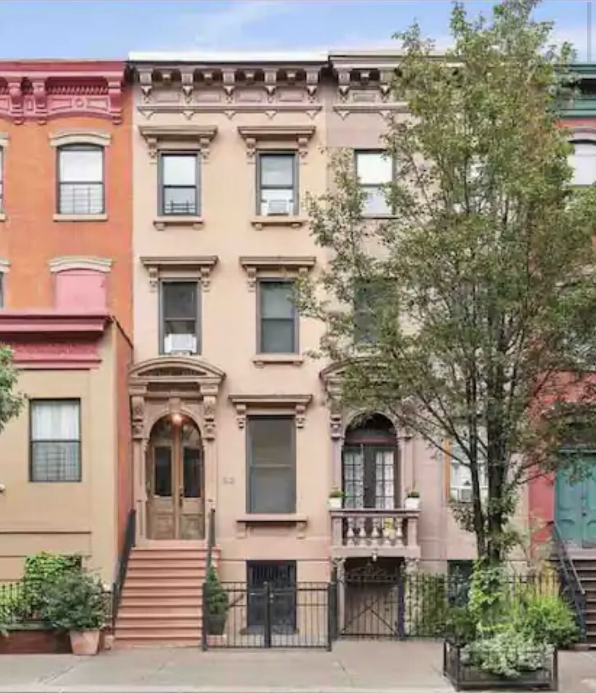 Spacious Triplex with beautiful exposed brick and Yard in Manhattan