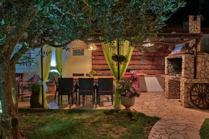 تناول الطعام بالخارج