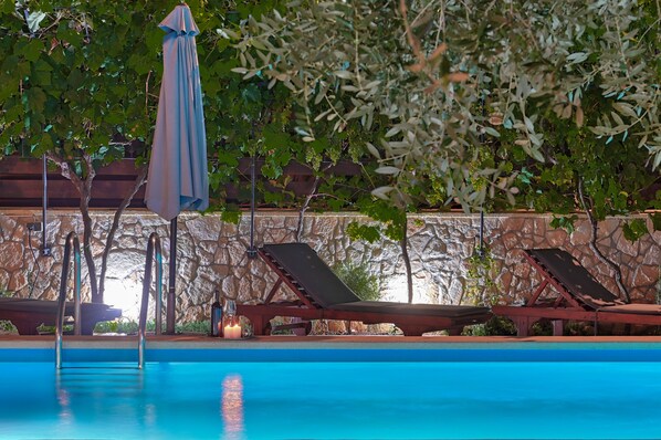 حمّام سباحة خارجي