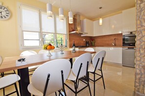 Dining - Vila for 12 persons, private pool, wi-fi, parking, 5 bedrooms  (Šišan)