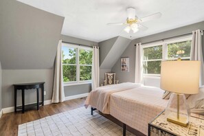 8 bedrooms, iron/ironing board, travel cot, WiFi - Rolling Hills Family Home (Branson West)