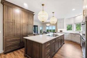 Fridge, microwave, oven, stovetop - Rolling Hills Family Home (Branson West)