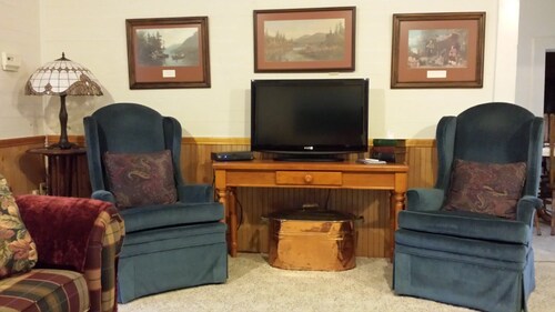 Cozy converted barn with beautiful lake view and adjacent to resort amenities.