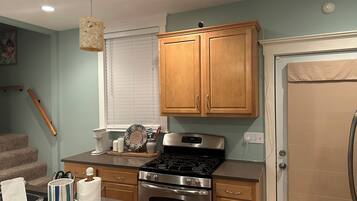 Jääkaappi, uuni, liesi, astianpesukone