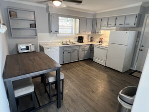 Réfrigérateur, micro-ondes, four, plaque de cuisson