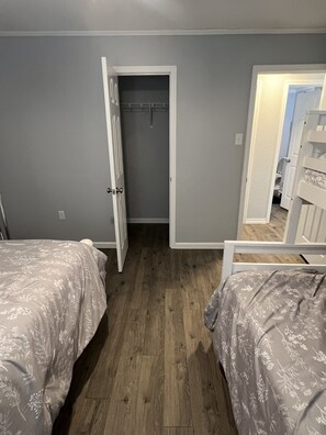 2 bedrooms, free WiFi, bed sheets -  2-bedroom house in Higden with 24x30 covered  parking for boats and lake toys!! (Higden)