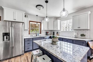 Kjøleskap, mikrobølgeovn, ovn og kokeplater