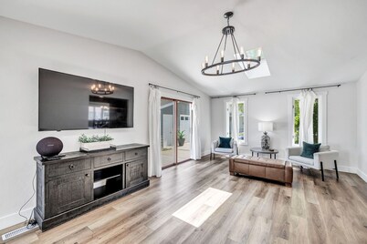 SS2- Entertainment Garage, Big Groups, 12 Beds! Walking Distance to Lambeau and Titletown District!