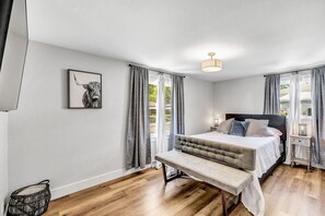 3 bedrooms, iron/ironing board, free WiFi, bed sheets - SS2- Entertainment Garage, Big Groups, 12 Beds! Walking Distance to Lambeau and Titletown District! (Green Bay)