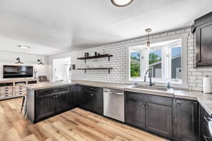 Fridge, microwave, oven, stovetop - SS2- Entertainment Garage, Big Groups, 12 Beds! Walking Distance to Lambeau and Titletown District! (Green Bay)