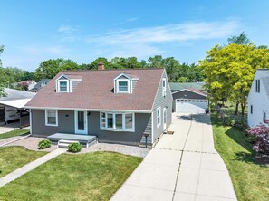 Exterior - SS2- Entertainment Garage, Big Groups, 12 Beds! Walking Distance to Lambeau and Titletown District! (Green Bay)