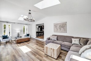 Smart TV - SS2- Entertainment Garage, Big Groups, 12 Beds! Walking Distance to Lambeau and Titletown District! (Green Bay)