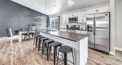 SS1 - New House Steps from Historic Lambeau Field.