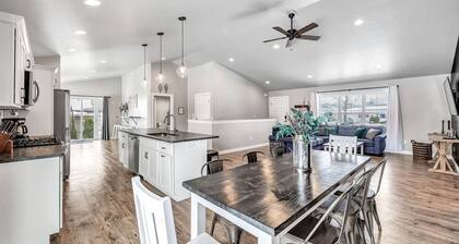 SS1 - New House Steps from Historic Lambeau Field.